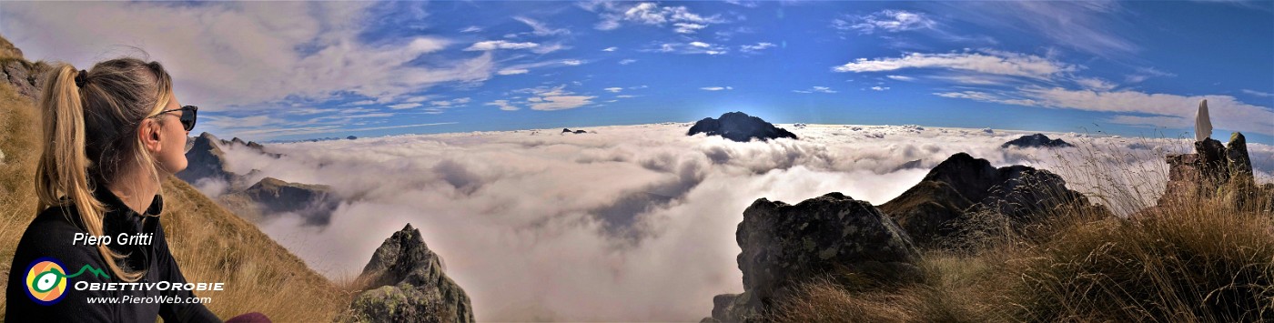 51 Splendida vista panoramica dalla Madonnina del Pietra Quadra con Arera che spunta dalle nebbie in valle.jpg